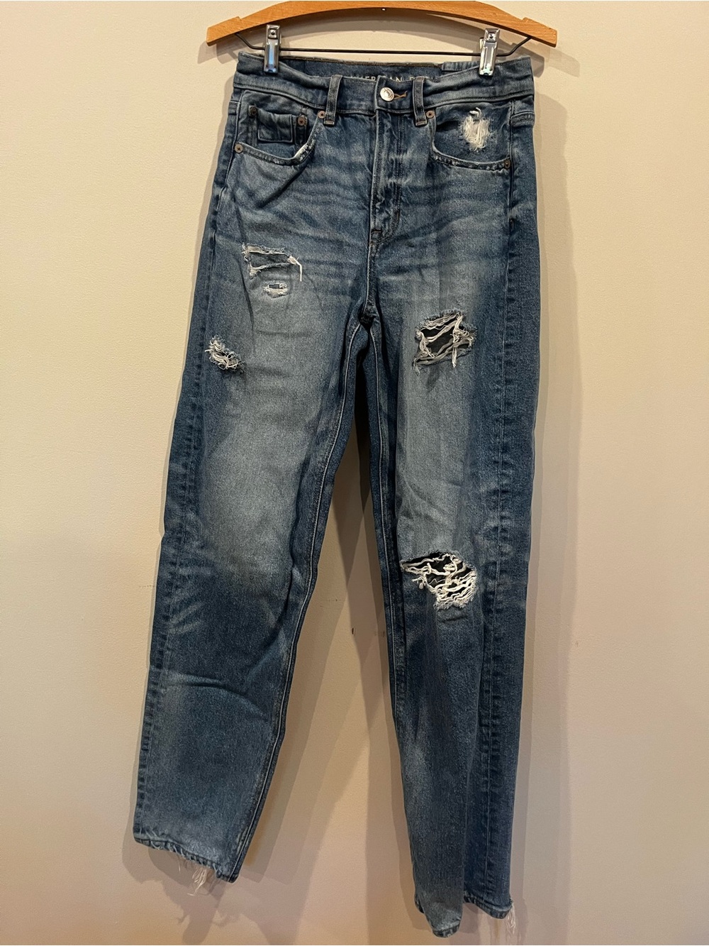 American Eagle Outfitters High-Rise Distressed Jeans - Blue Wash